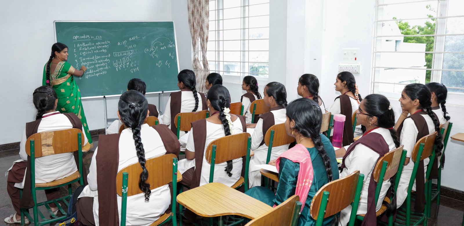 Modern Classrooms & Seminars view 12